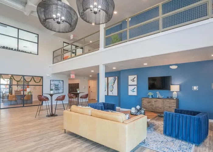 Spacious 2Bd - Gym, Pool, Parking, W-D - Sleeps 8