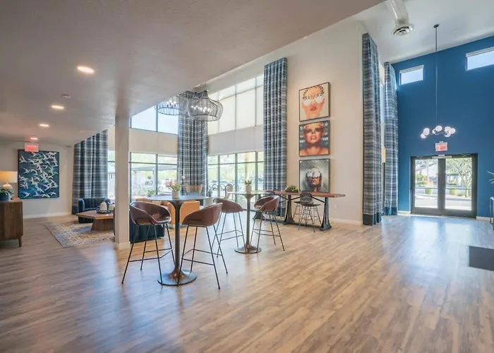 Spacious 2Bd - Gym, Pool, Parking, W-D - Sleeps 8